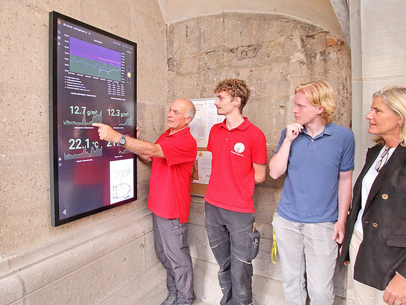 Johannes Schubert, Leiter der Dombauhütte Xanten, Linus Blum, Jan Sonntag und Antoinette Freifrau von Elverfeldt-Ulm, Vorsitzende des Vereins zur Erhaltung des Xantener Domes (v.l.), betrachten die aktuellen Messwerte am Monitor im Kreuzgang. NN-Foto: Theo Leie