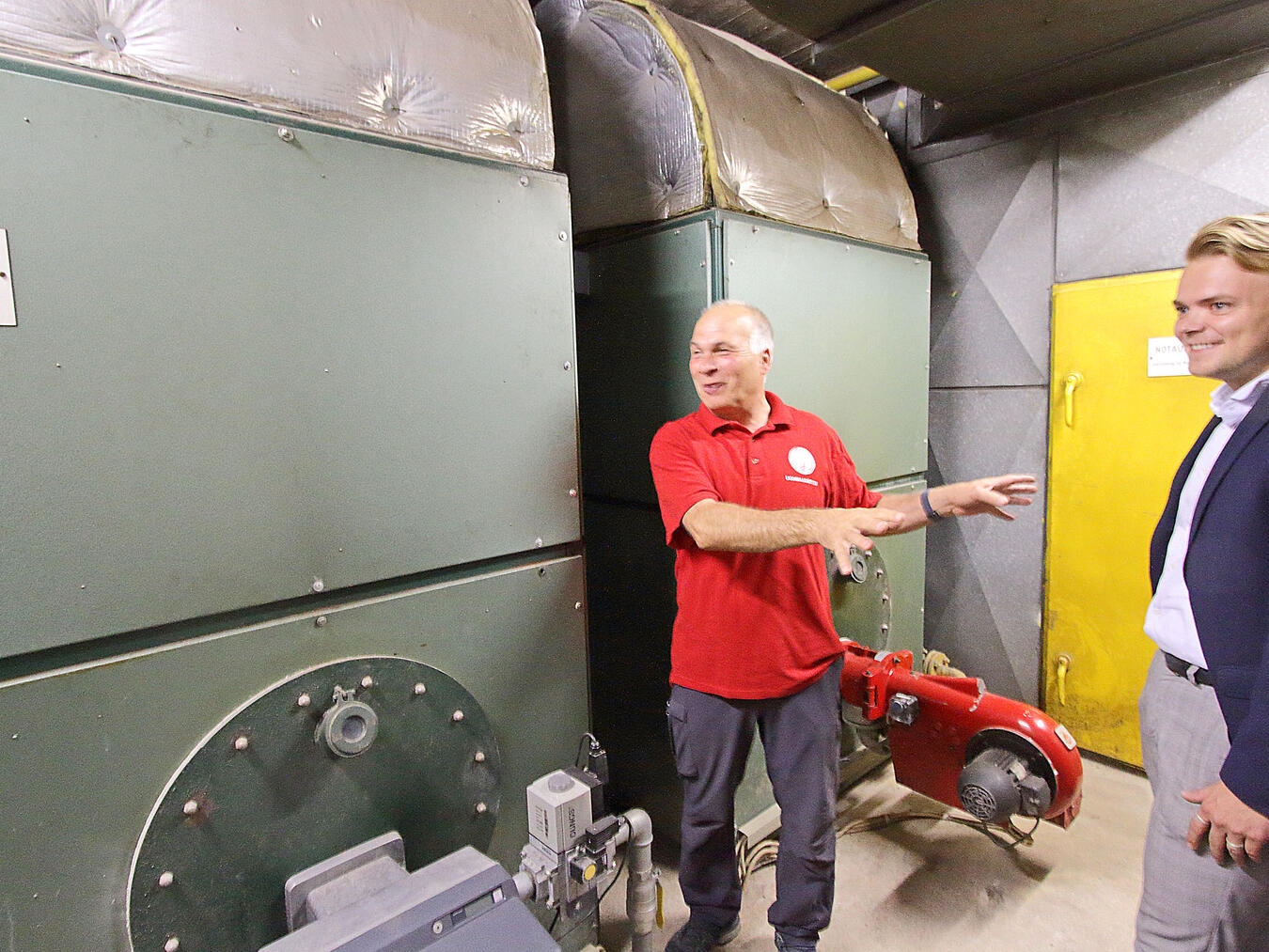 Johannes Schubert und KI-Experte Ties Traanman an der Heizungsanlage im Heizungskeller. NN-Foto: Theo Leie