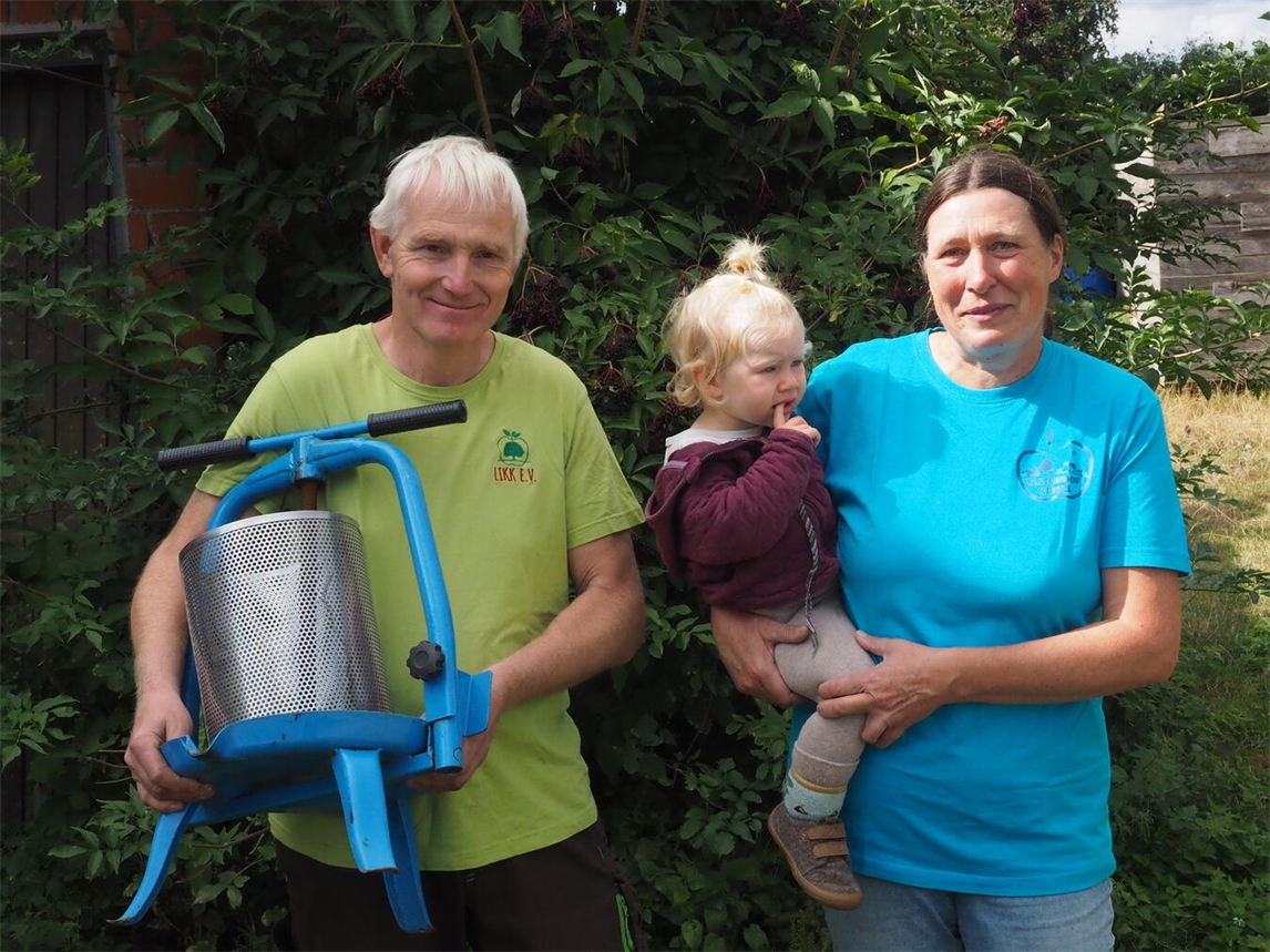 "Johannes und Lissy van de Loo mit Enkelkind, Familienfoto, privat"