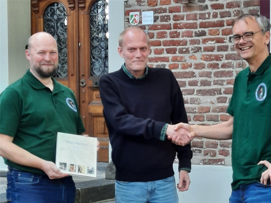 Johannes Zanders, stellvertretender Präsident der Bruderschaft, Dr. Matthias Schrör, Direktor der Stiftung Haus Ingenray, sowie Dr. Norbert Sensen, Präsident der Bruderschaft, Foto: privat