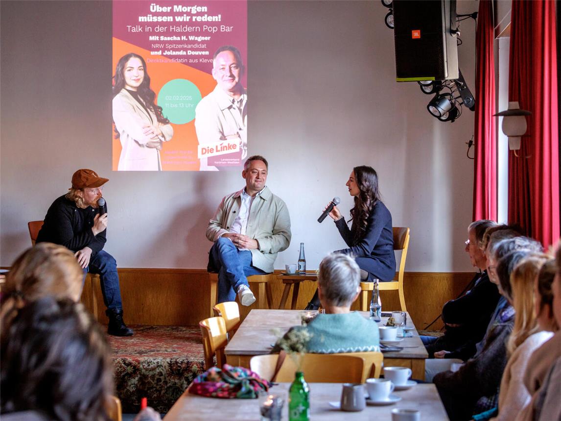 Jolanda Douven und Sascha H. Wagner (v. r.) im Gespräch in der Pop Bar in Haldern. Foto: C. Buckstegen