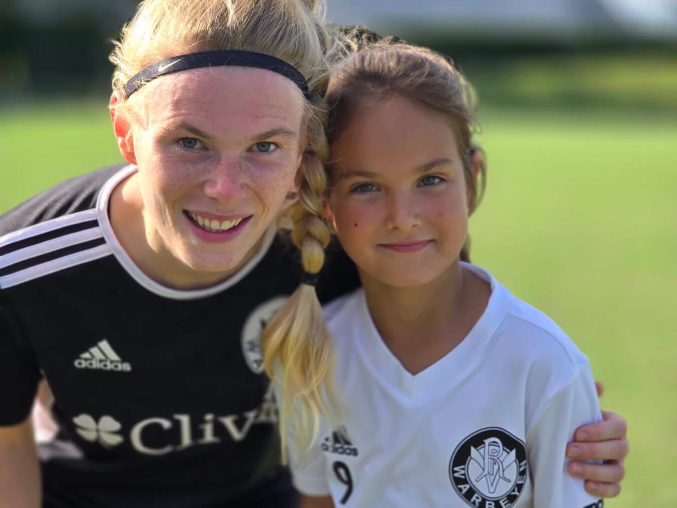 Jolina Opladen und Miia aus der U12 träumen von der 2. Frauenfußball-Bundesliga in Kleve. Foto: VfR Warbeyen