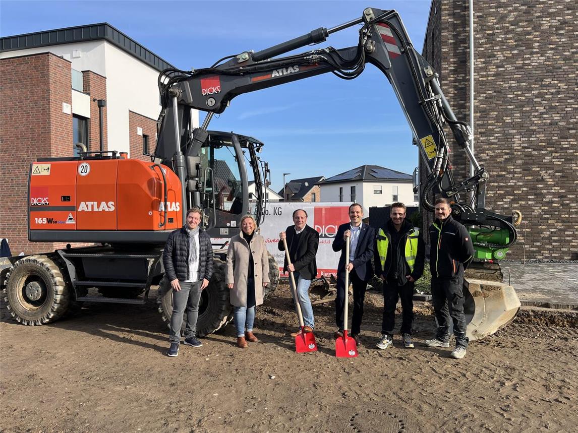 Jon Stewering, Josefine Beenken, Christian Maas, Bürgermeister Bernd Kuse sowie Daniel Dicks und Kevin Ripkens beim Spatenstich. Foto: Stadt Straelen