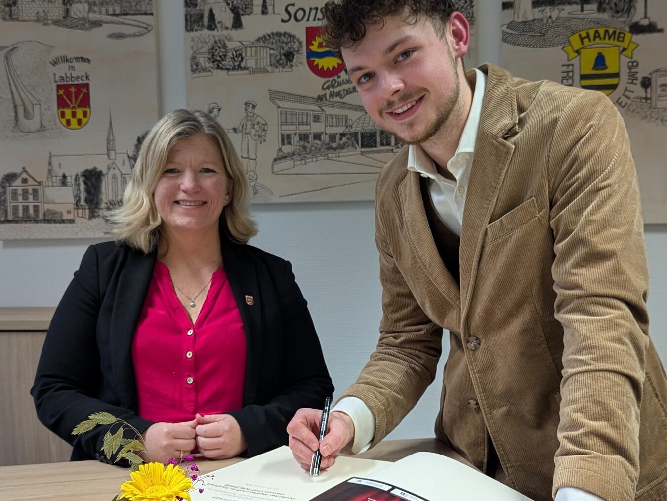 Jonah Rosentreter beim Eintrag ins Goldene Buch. Foto: Gemeinde Sonsbeck