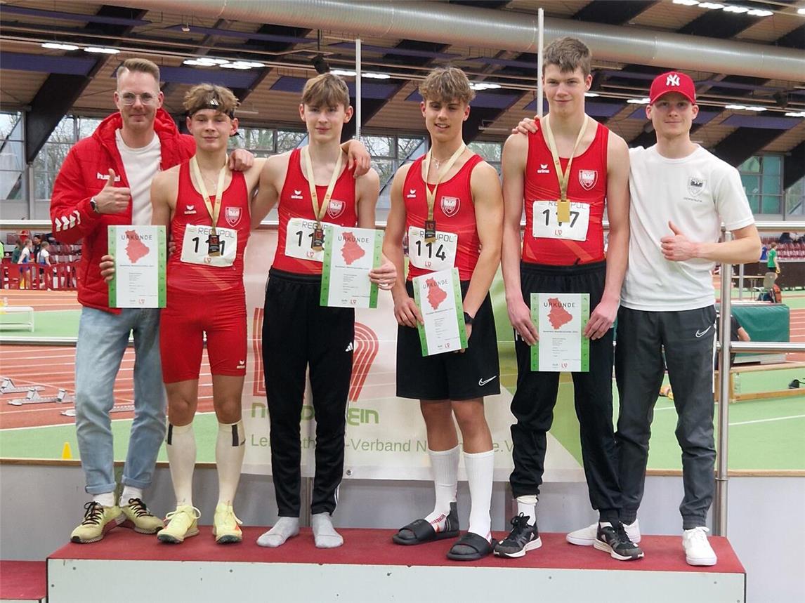 Jonathan Ophardt (3 v.r.) bei der Siegerehrung in Koblenz.Foto: privat