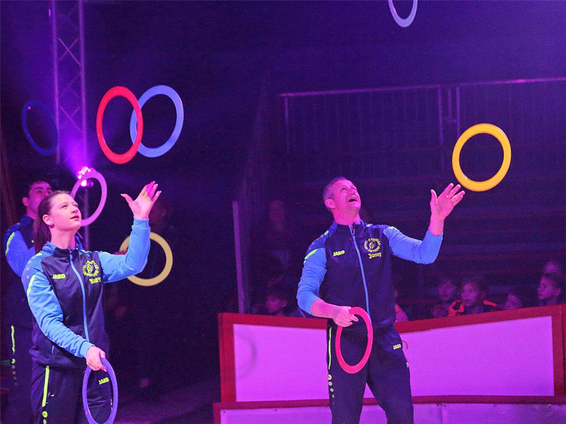 Jonny Casselly junior (r.) und sein Team bringen den Grundschülern unter anderem Jonglage bei. NN-Foto: TL
