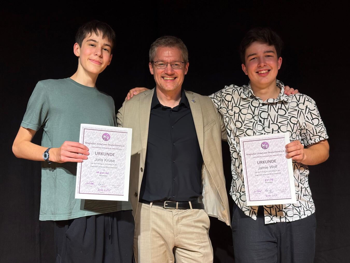 Hokus Pokus lernt
man nicht mal so eben Joris Kruse (l.) und Jamie Wolff (r.) mit Lars Tepel, dem amtierenden Präsidenten des Magischen Zirkels von Deutschland. Fotos: privat