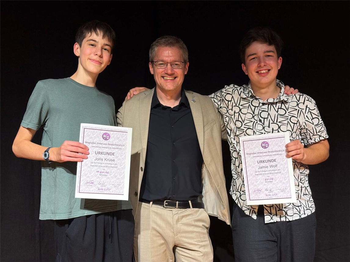 Joris Kruse (l.) und Jamie Wolff (r.) mit Lars Tepel, dem amtierenden Präsidenten des Magischen Zirkels von Deutschland. Fotos: privat