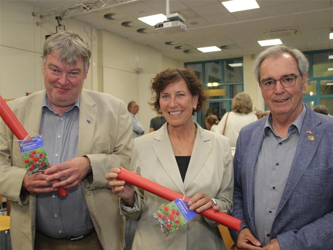 Josef Gietemann (r.) bedankte sich bei Bürgermeisterin Sabine Anemüller und Siebo Janssen für ihre interessanten Beiträge. Foto: privat