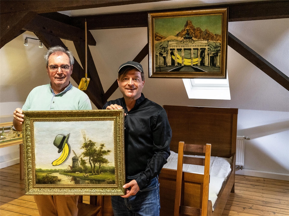 Josef Gietemann und Prof. Dr. Frank Mehring im Beuys-Zimmer mit der Beuys-Banane im Museum Forum Arenacum.