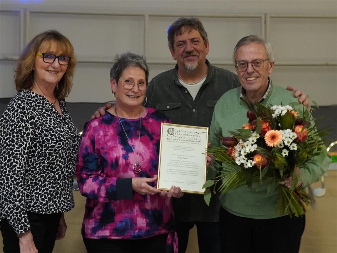 Josef Goebel (r.) wurde für 50 Jahre aktive Mitgliedschaft mit der Urkunde des Diözesancäcilienverbands des Bistums Münster geehrt, hier zusammen mit (v.l.) Irmgard Büren, Roswitha Rother und Theo Büren. Foto: privat