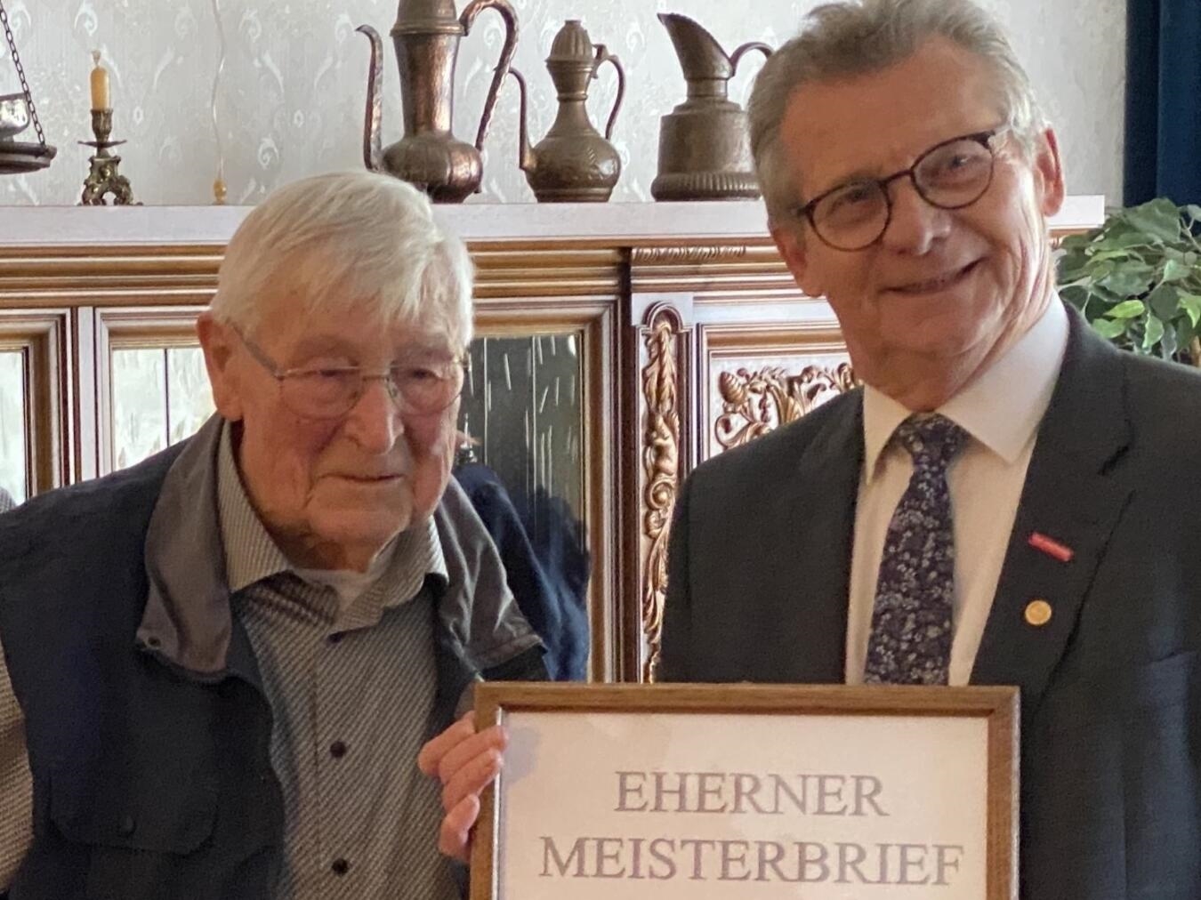 Josef Kersten und Kreis-Handwerksmeister Ralf Matenaer. Foto: privat