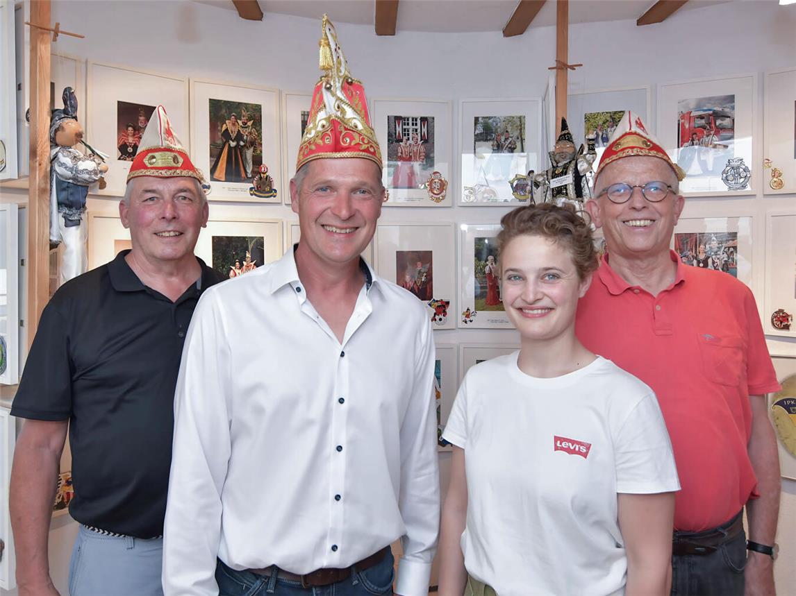 Josef Polders (l.) und Heiner Terbuyken (r., beide Vrouwenpoort) freuen sich über die neuen Dozenten Achim Verrieth und Leonie Verrieth.NN-Foto: Gerhard Seybert