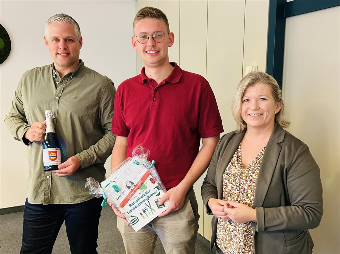 Josef van den Berg durfte sich ins Goldene Buch der Gemeinde Sonsbeck eintragen. Foto: Gemeinde Sonsbeck
