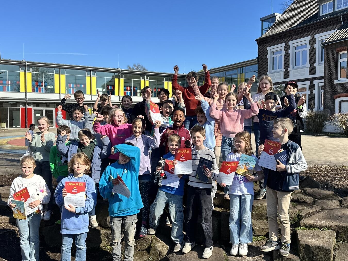 "Jubelnde Drittklässler auf dem Schulhof feiern neue Lesekönigin Clara"