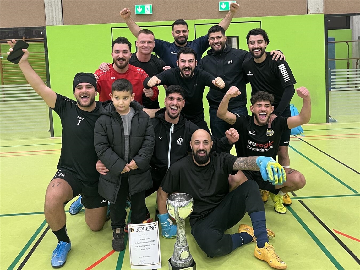 Jubel beim Siegerteam „Rote Karte 09“ nach dem 2:1 im Finale. Foto: privat