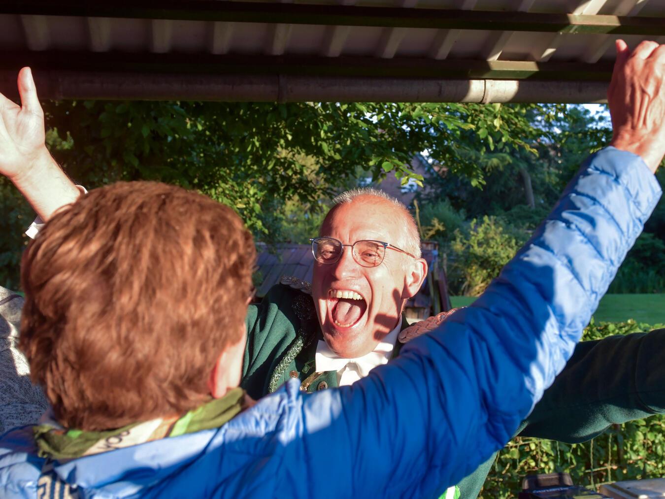 Jens Schröder ist neuer Schützenkönig in Millingen Jubel nach dem entscheidenden Treffer: Mit dem 297. Schuss holt Dr. Jens Schröder den Vogel von der Stange und regiert nun die Millinger Schützen. NN-Fotos: Gerhard Seybert