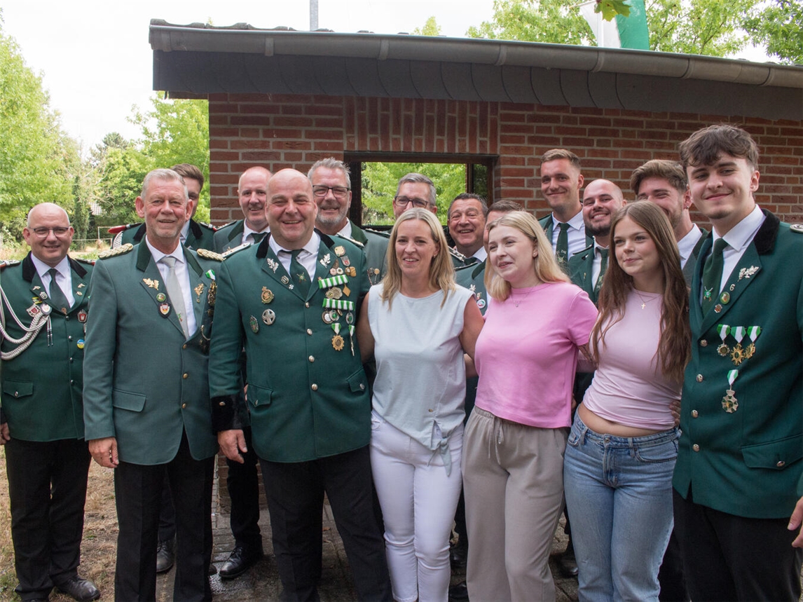 "Jubel beim Königsschuss in Elten, Schützenkönig Sven I. Jansen strahlt, umgeben von feiernden Schützen."