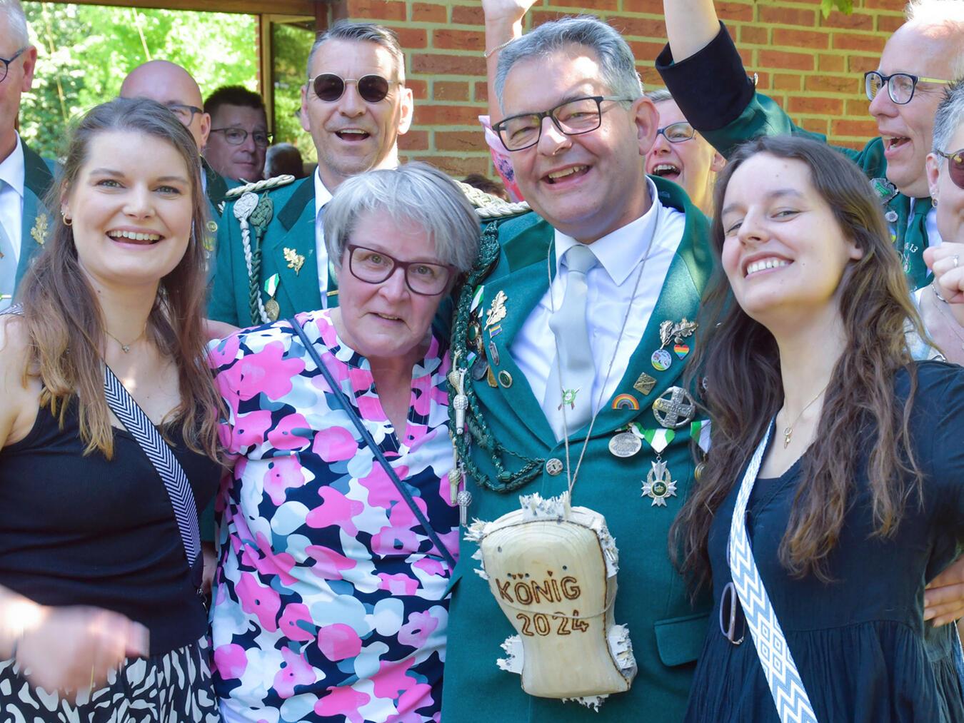 Ein neuer Regent für Elten Jubel nach dem Königsschuss: Schützenkönig André van Bebber mit Königin Andrea. NN-Foto: Gerhard Seybert