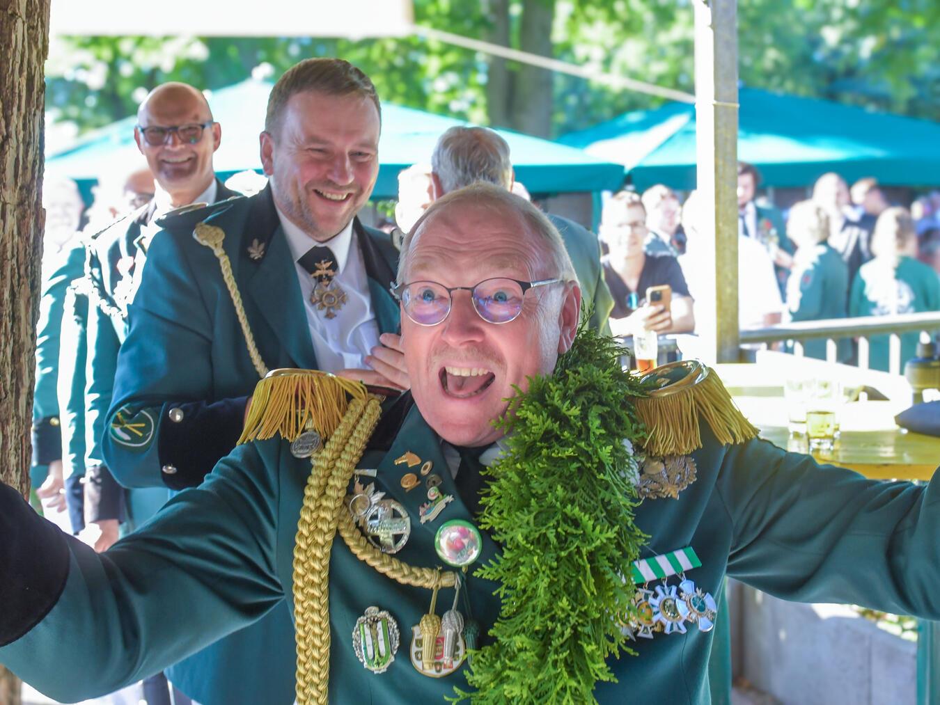 Die neuen Regenten der Schützen in Emmerich Jubel über den entscheidenden Treffer: Gregor Brockmann nach dem Königschuss. NN-Foto: Gerhard Seybert