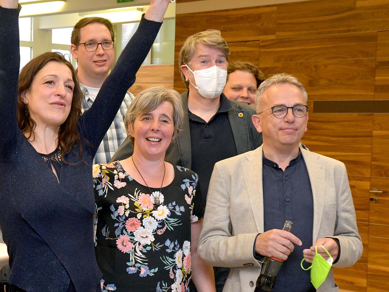 Jubeln über ein starkes Ergebnis: Die Grünen um Paula Backhaus (l.) und Volkhard Wille (r.), der über die Landesliste den Einzug in den Landtag schafft. NN-Foto: Rüdiger Dehnen