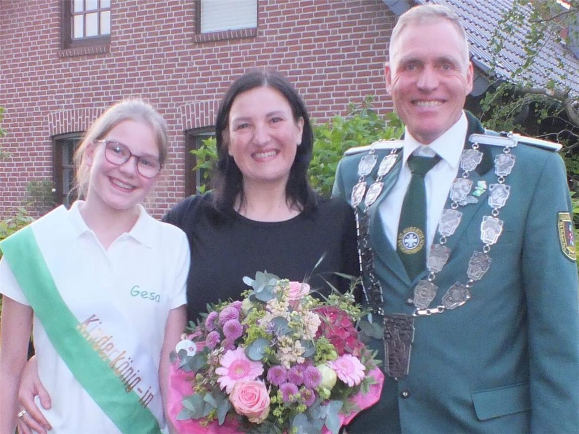 Jubiläumskönig Thomas I. Denk mit seiner Frau Wioletta I. sowie Kinderkönigin Gesa. Foto: privat