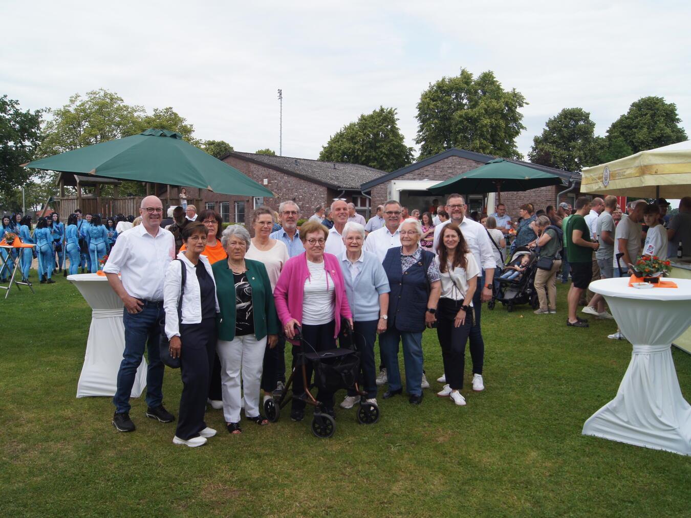 Jubilare und der Vorstand beim Familienfest des TuS Haffen-Mehr. Foto: privat