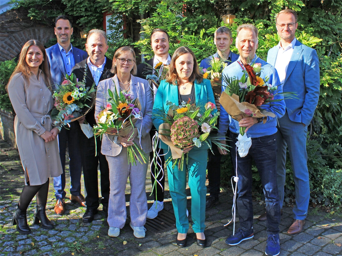 Jubilarehrung bei der Volksbank Emmerich-Rees: (v. l.) Personalleiterin Jelena Sarcevic, Vorstand Peter Schau, Andreas Seelen, Christel Peerenboom, Jan-Christopher Schaale, Petra Leson, Andreas Boßmann-van Husen, Klaus Bartsch, Vorstand Michael Pohlmann. Foto: privat
