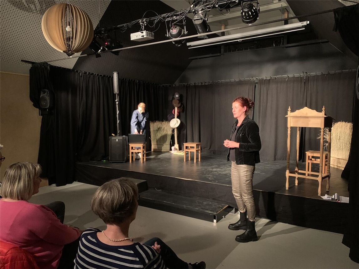 Judith Hoymann und ihre Impro-Theater-Gruppe laden in die Kulturscheune ein. Foto: TIK Emmerich