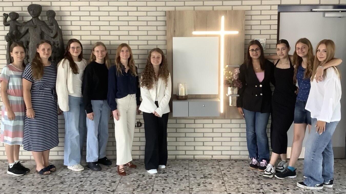 Judith Janzen, Hannah Lammert, Emely Baumbach, Julia Appelgants, Lehrerin Ulrike Marschner, Julia Wacker, Jana Mkayed, Filiz Taktak, Lucy Cramer und Dina Heetfeld (v.l.n.r.). Foto: privat