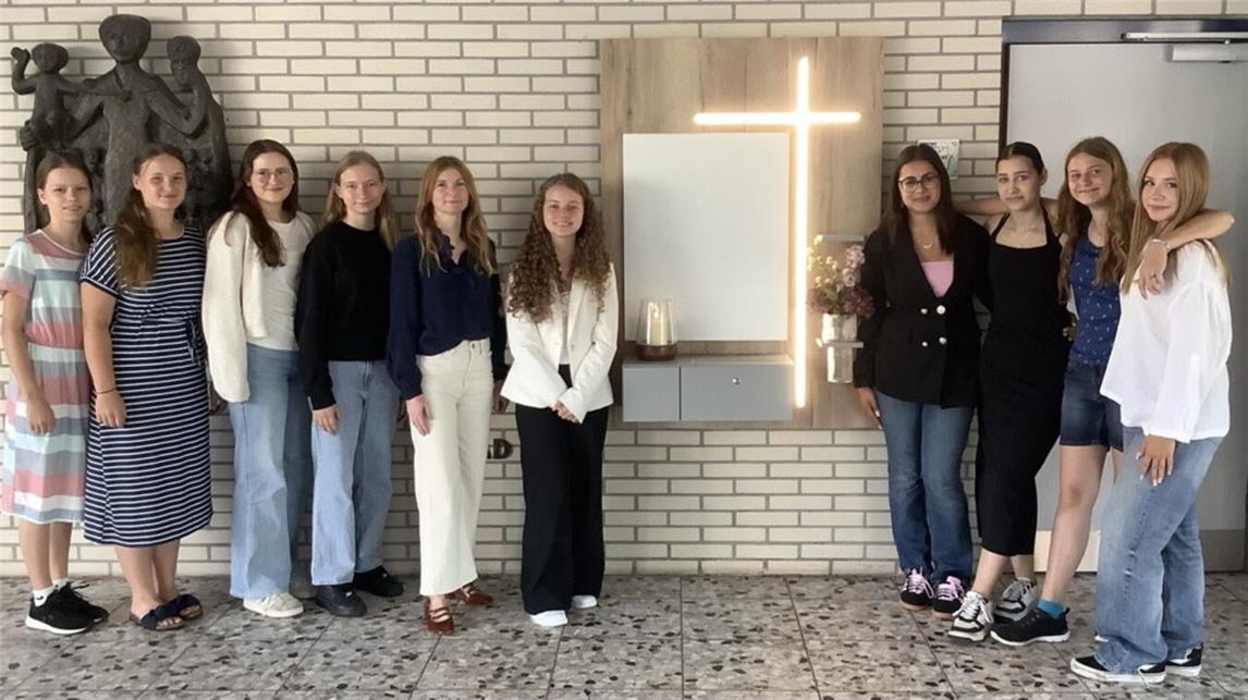 Judith Janzen, Hannah Lammert, Emely Baumbach, Julia Appelgants, Lehrerin Ulrike Marschner, Julia Wacker, Jana Mkayed, Filiz Taktak, Lucy Cramer und Dina Heetfeld (v.l.n.r.). Foto: privat