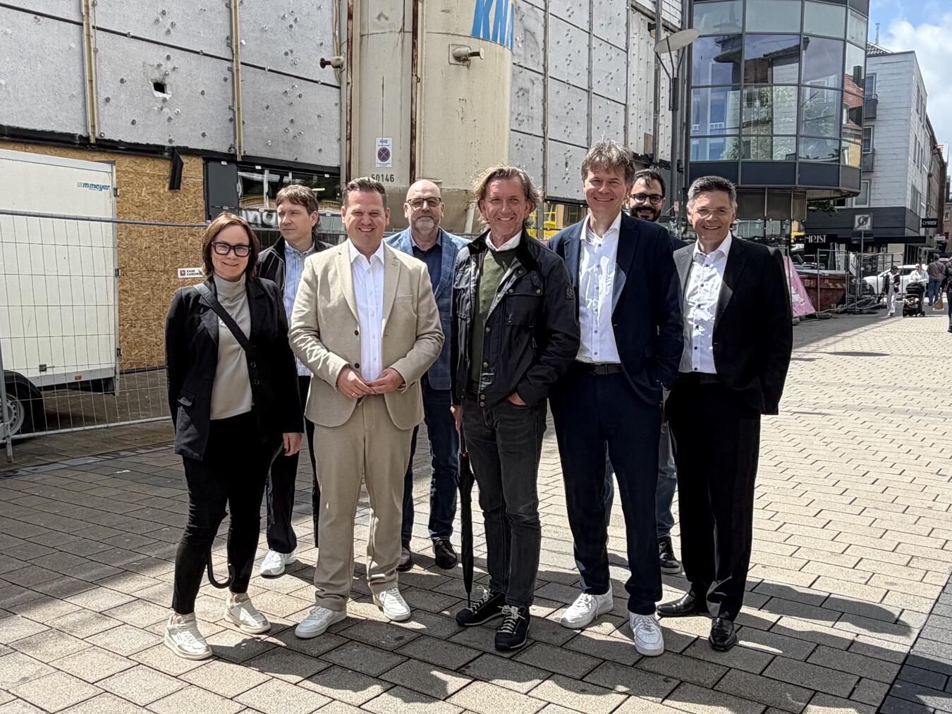 Judith Munzert (Zevens Grundbesitz), David Janning (Architekt), Rainer Benien (Bürgermeister), Kay Hoppe (Real Solution Partners), Jochen Koenen (Zevens Grundbesitz), Wendelin Knuf (Wirtschaftsförderer), Patric Schneider und Andreas Müller-Kehm (beide: Real Solution Partners) vor der Immobilie. Foto: Stadt Wesel