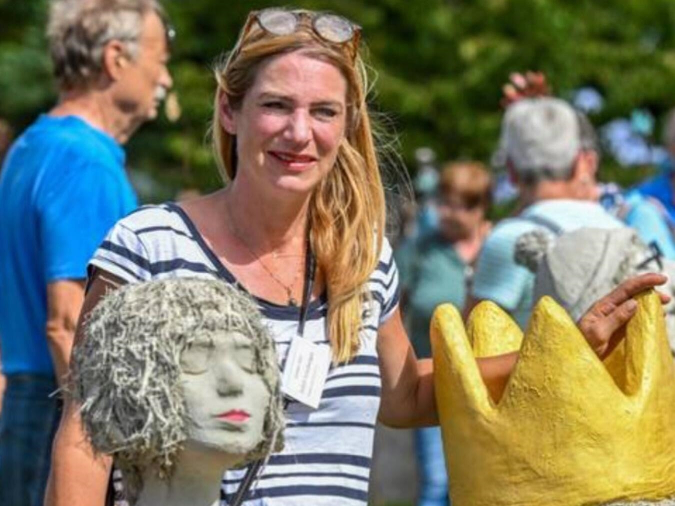 Von zeitlos-klassisch bis verrückt-modern "Judith Schelbergen bei der 13. Land Art im August, Kunstinstallation im Freien"