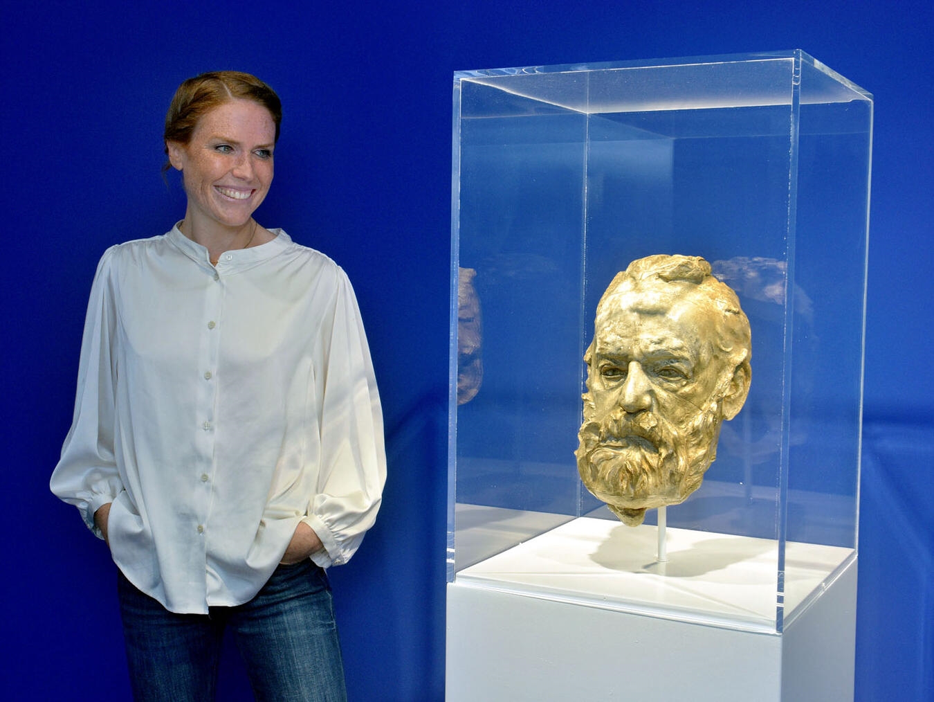 "Judith Waldmann neben Victor Hugo Büste von Rodin, Foto von Rüdiger Dehnen"