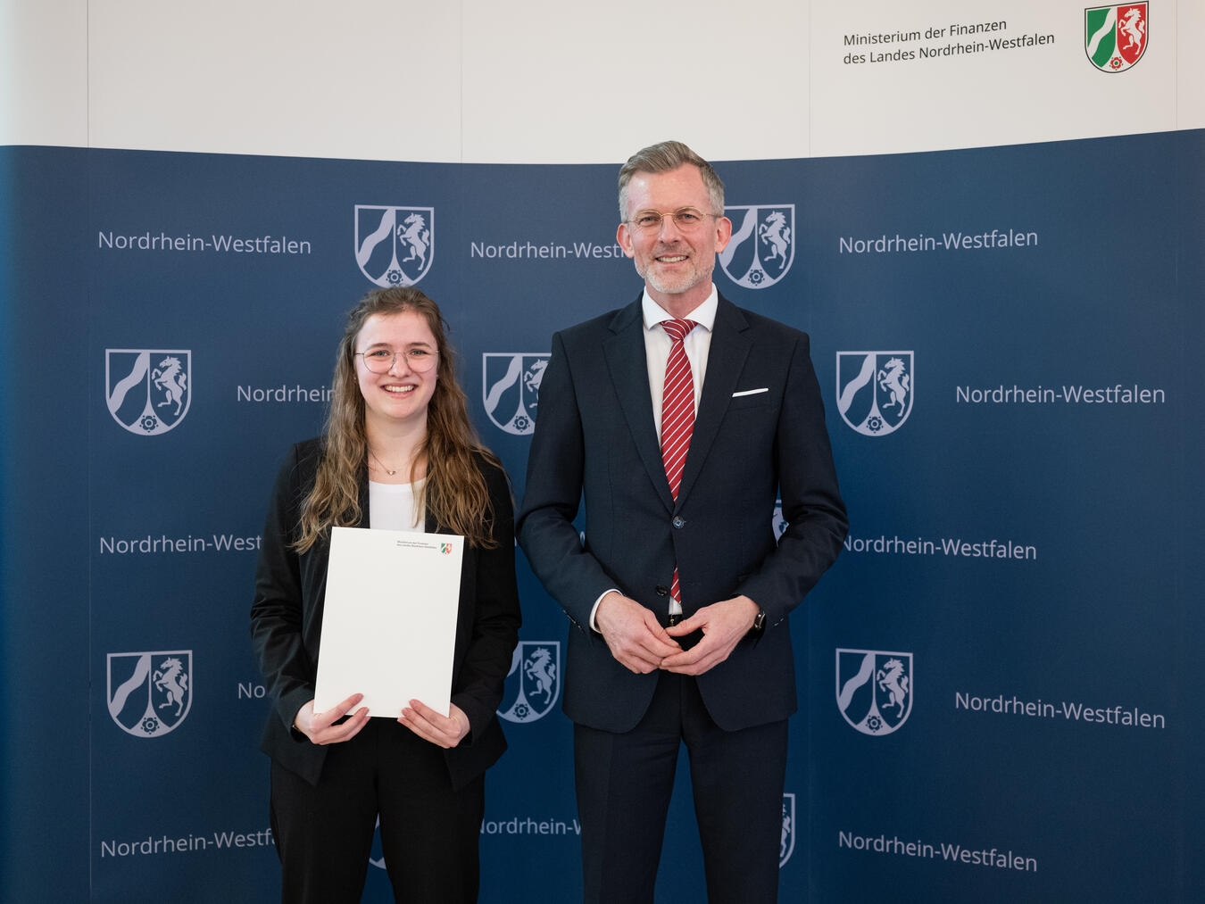 Judith Willemsen mit Staatssekretär Dr. Dirk Günnewig. Foto: Mark Hermenau