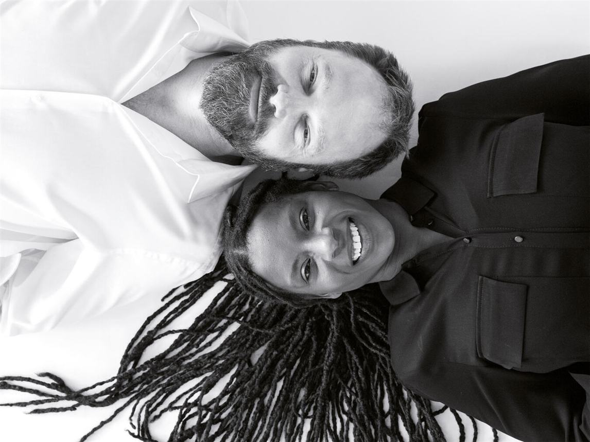 Judy Bailey und Patrick Depuhl erzählen ihre ureigenen, fesselnden und teilweise unglaublichen Geschichten von Familie, Lebensreise und Welt. Foto: Darius Ramazani / www.judybailey.com