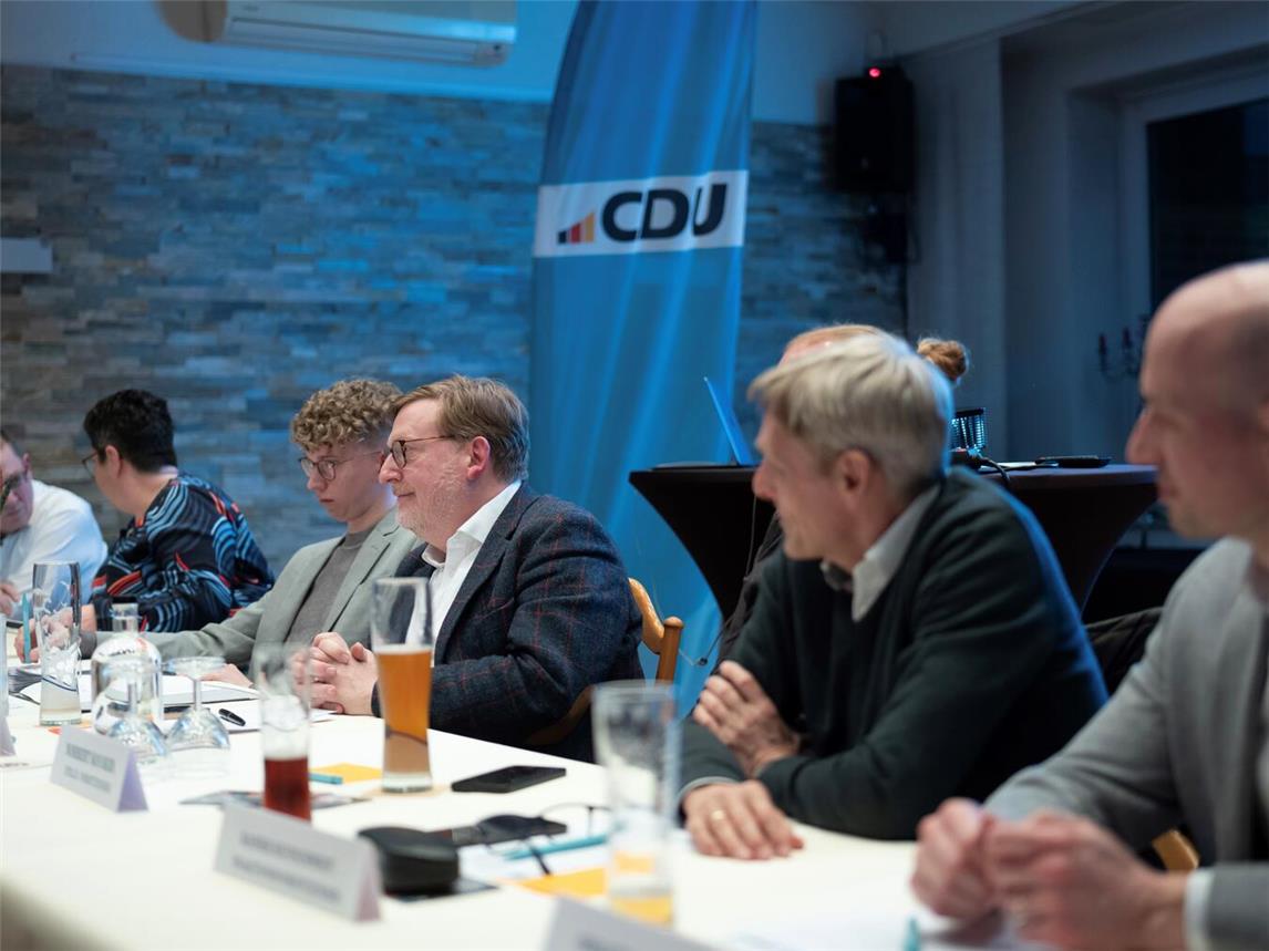 Jürgen Baetzen, Anne-Kathrin Borchert, Cedric Finian Röhrich (Vorsitzender), Manfred Lorenz, Rainer Hufschmidt und Sebastian Hauzirek (v.ln.r.). Foto: CDU / Niederrhein Medien