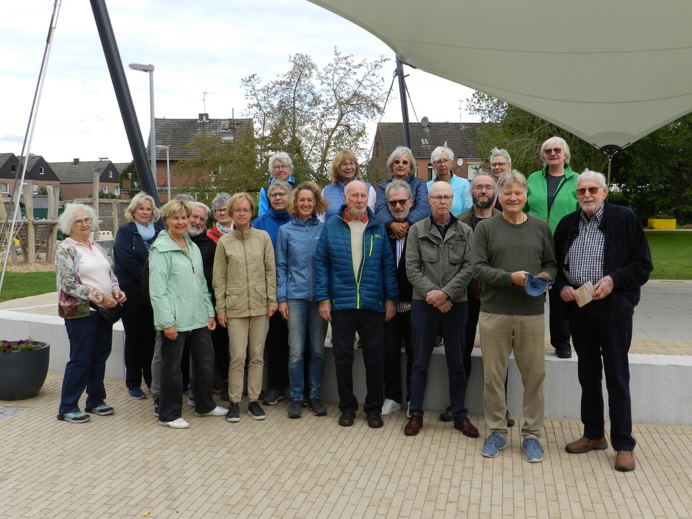 Jürgen Driever und Teilnehmer des Qigong-Kurses überreichen Alfred Mersch die Spende. Foto: Gemeinde Kerken 