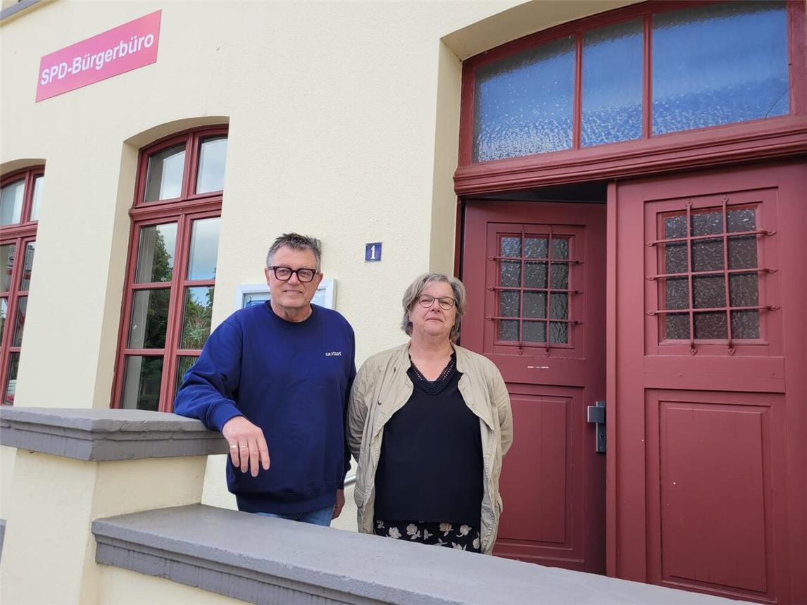 Jürgen Franken und Birgit Gerold freuen sich, dass es wieder eine Beratungsstelle in Nütterden gibt. Foto: privat