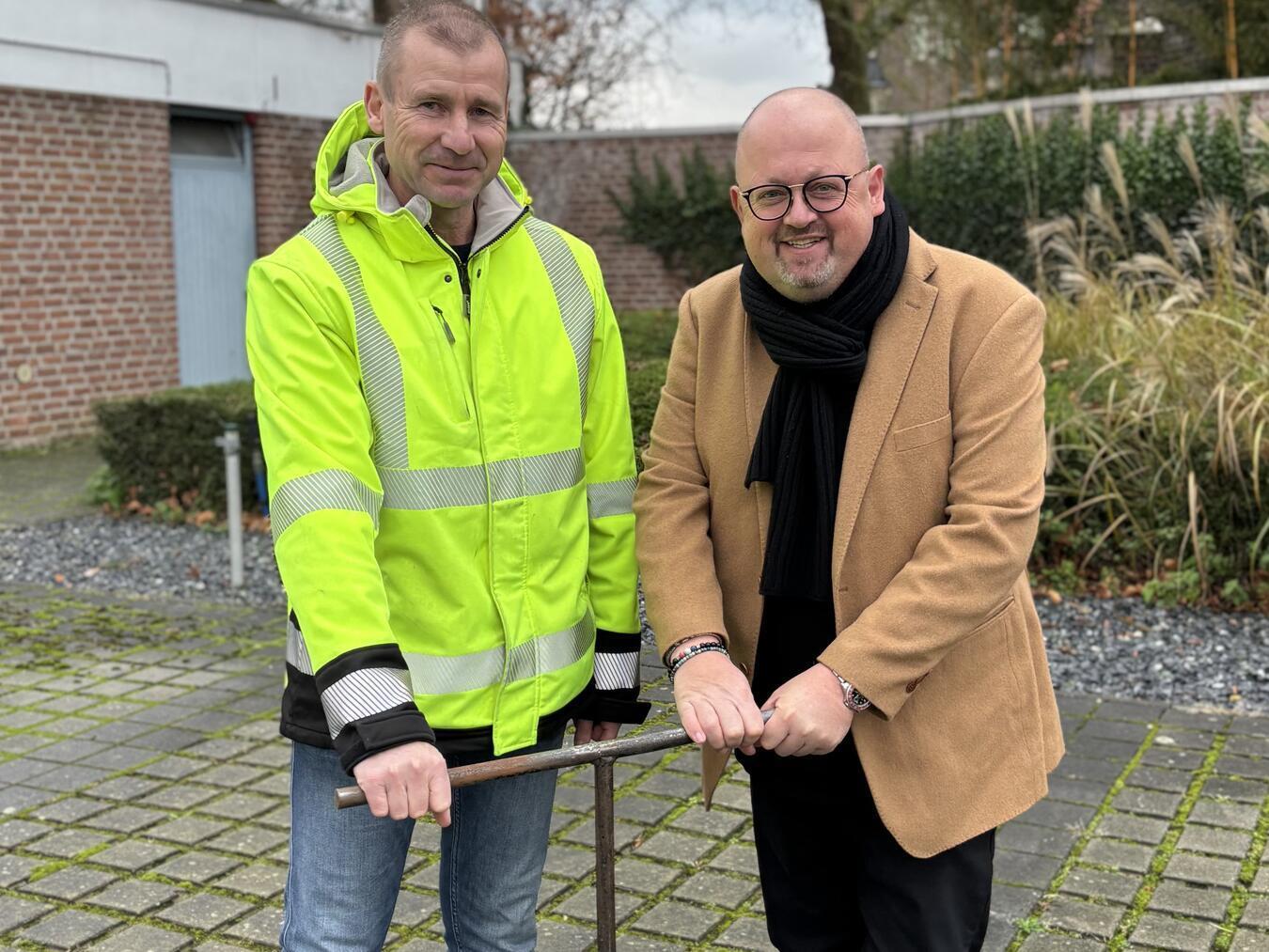 Jürgen Görtz (l., Abteilungsleiter Netzservice Gas und Wasser der Stadtwerke Goch) und Carlo Marks, Geschäftsführer der Stadtwerke Goch. Foto: Stadtwerke Goch