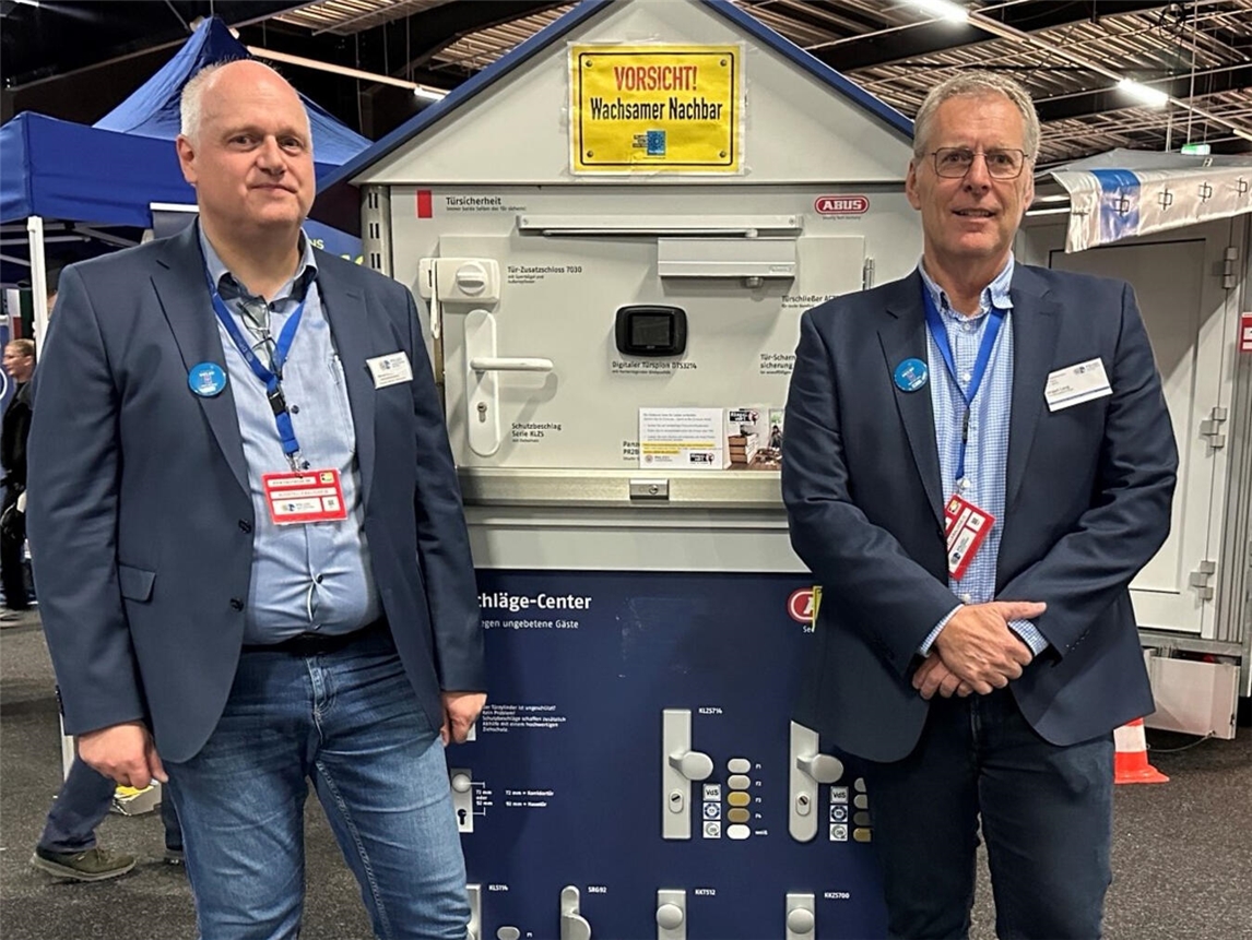 Jürgen Lang und Michael Weyers bieten Vorträge rund um das Thema „Einbruchschutz“ an. Foto: KPB Kleve