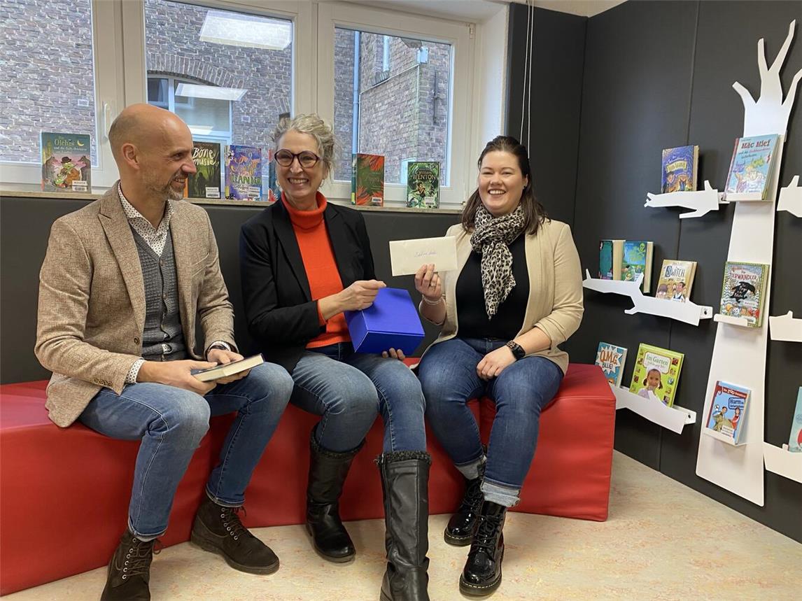 Jürgen Pintzke, Annette Hagen und Anne Wermers bei der Spendenübergabe. Foto: Bücherei Kalkar