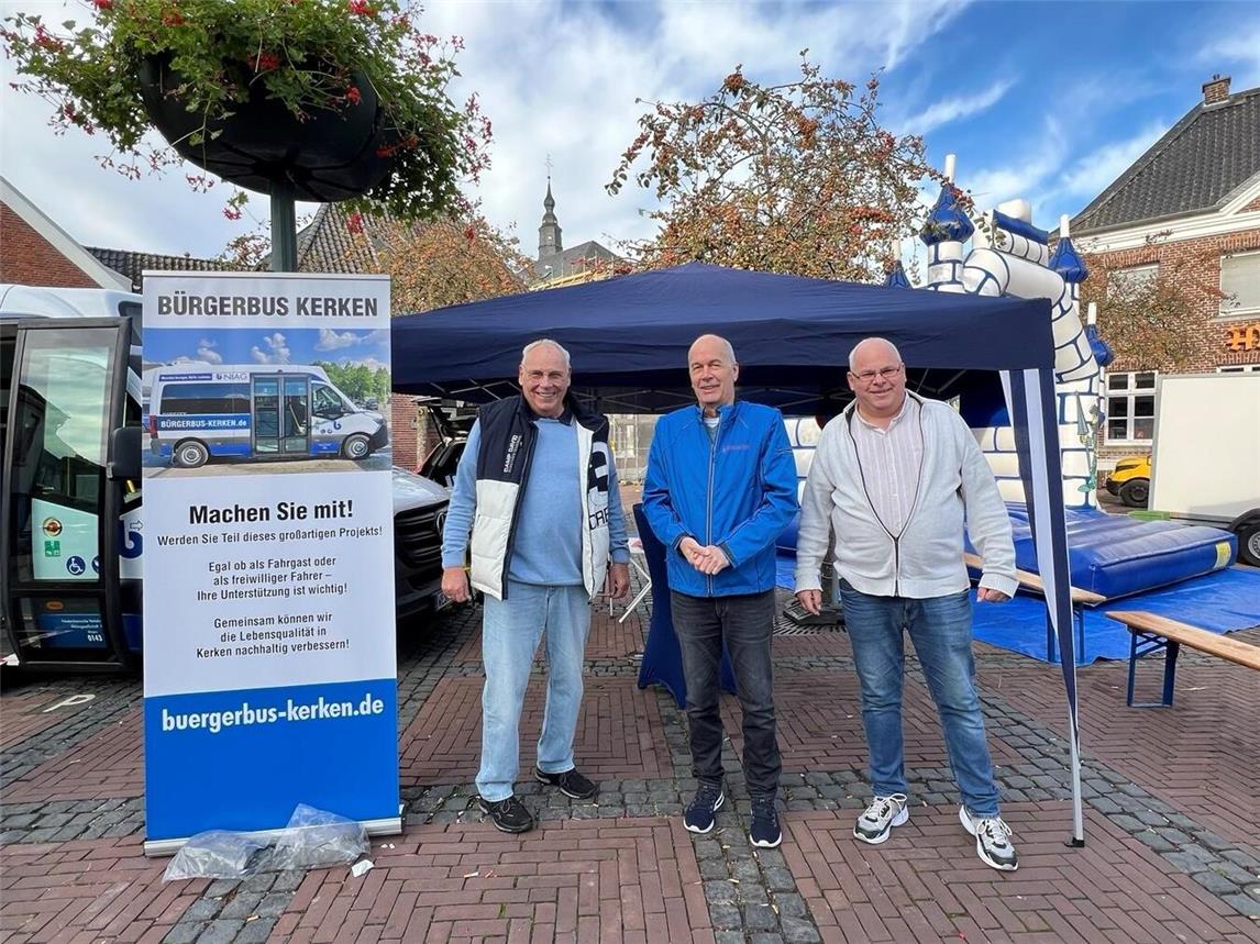 Jürgen Rauscher, Heinz Igel und Andreas Vallen werben für den Bürgerbus in Kerken. Foto: privat