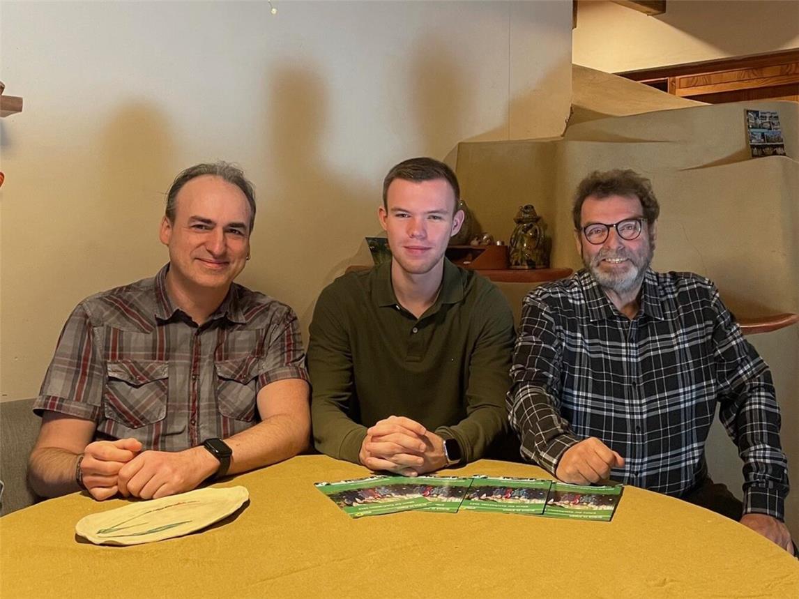 Jürgen Venne und Maximilian Böttcher übernehmen, während sich Peter Nienhaus (v.l.) ein wenig zurückzieht. Foto: Grüne Alpen