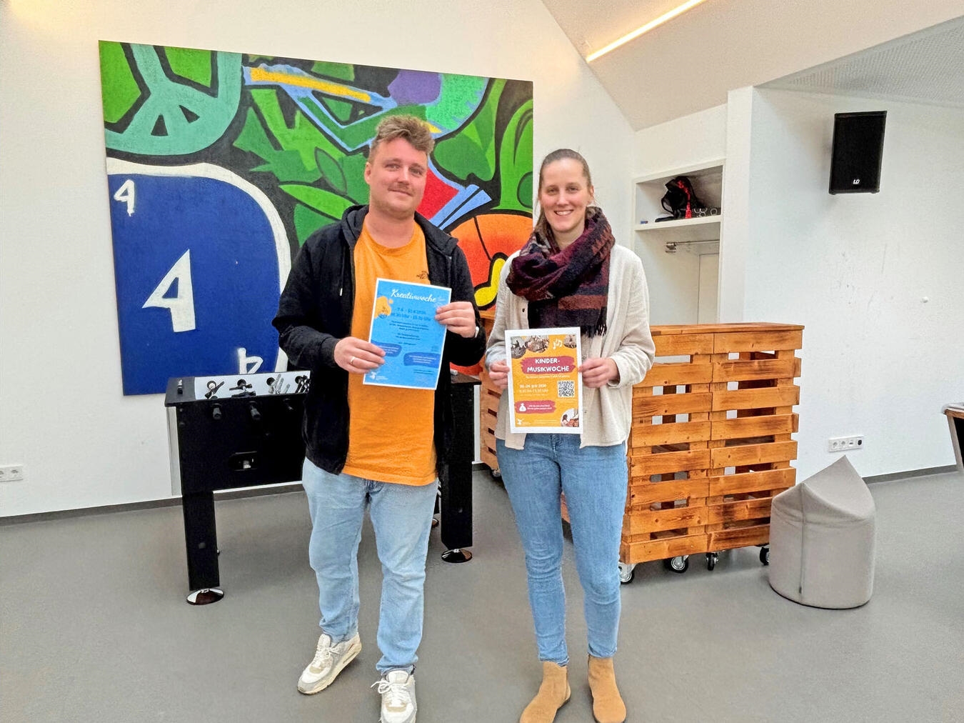 Jugendleiter Jan Weißenberg und Popkantorin Anne Hartmann präsentieren die Angebote für Kids und Jugendliche. NN-Foto: CDS