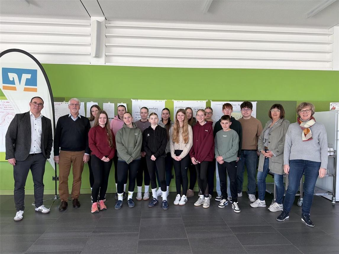 "Jugendliche bei Sporthelfer-Schulung, 14-17 Jahre, Gruppenfoto, Sporttraining"