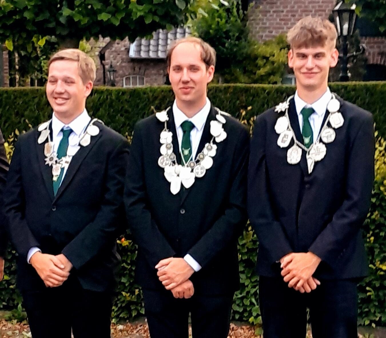 "Jugendprinz Jens Küsters mit Lukas Küsters und Noah Jeckstadt bei einer Karnevalsveranstaltung"