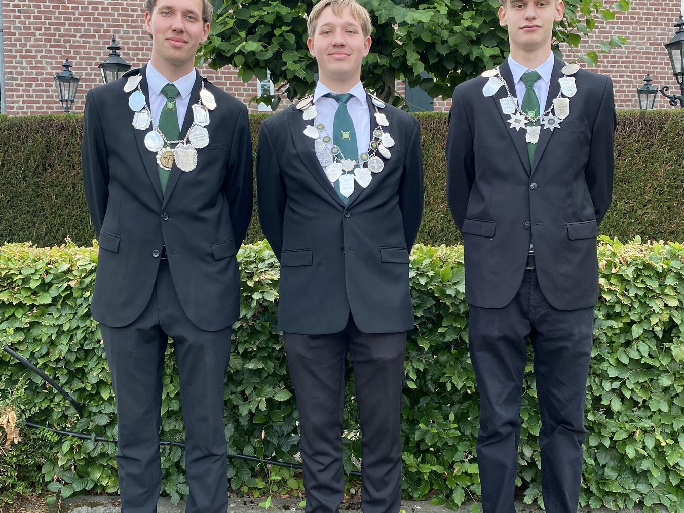 Maik Stammen ist neuer König in Lüllingen Jugendprinz Lukas Küsters mit seinen Adjutanten Jens Küsters (l.) und Noah Jeckstadt (r.).Fotos: Franz Clahsen