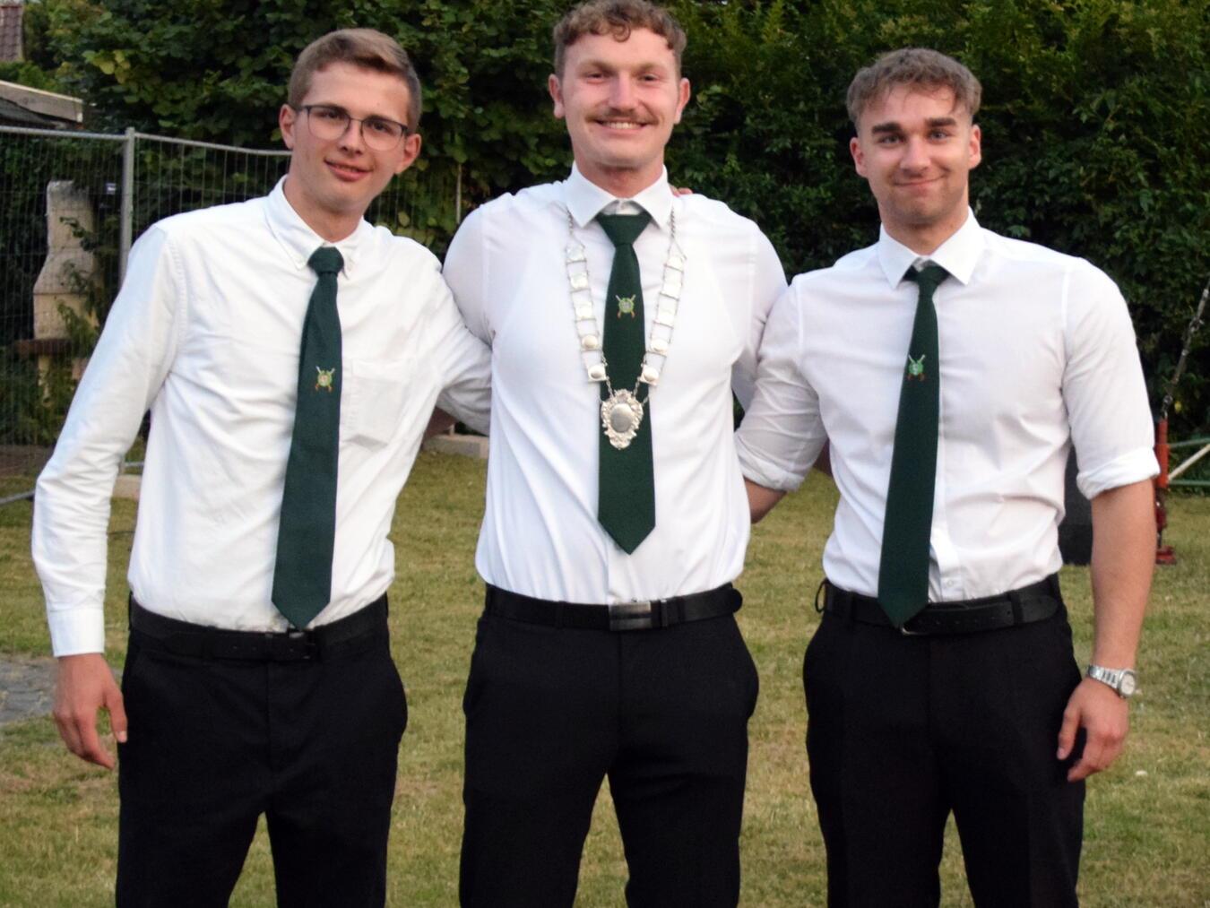 Jugendprinz Tom Sprünken mit seinen Adjutanten Matthias Thissen (l.) und Peter Rött (r.).
