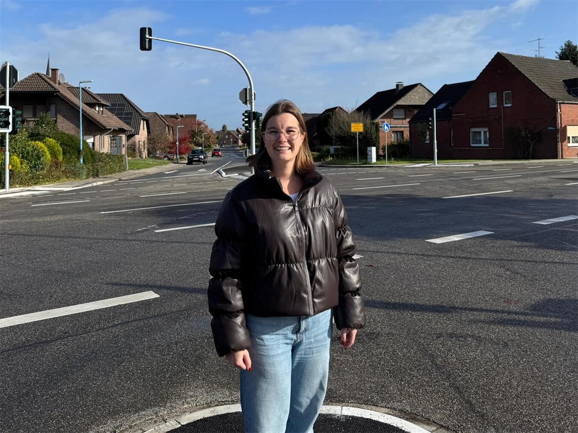 "Jule Laarmann CDU Fraktionsvorsitzende vor neuer Ampel in Qualburg"
